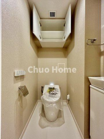 イニシア上野根岸のトイレ|【トイレ】 収納スペースをしっかりと確保した温水洗浄便座機能付きトイレ。温水洗浄便座は清潔にお使いいただくための大切なアイテムです。