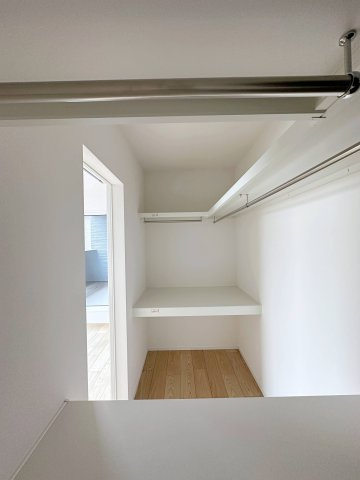 西区高須4丁目 No.2の収納|主寝室の広々としたウォークインクローゼット☆