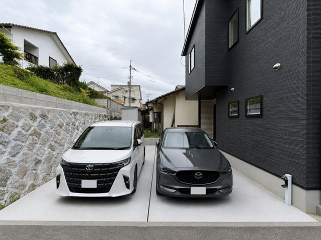 西区高須4丁目 No.2の駐車場|2号棟駐車スペース☆並列2台駐車可能です♪※駐車スペースおよび車は合成CGです。