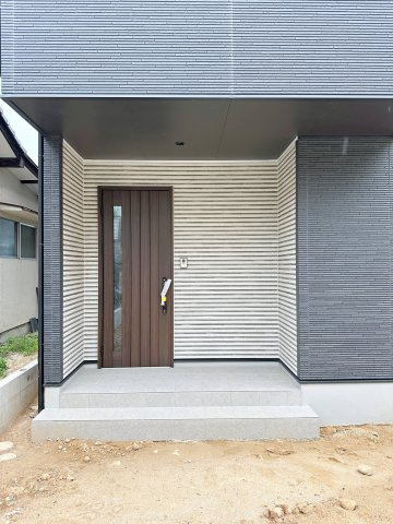 西区高須4丁目 No.2の玄関|玄関ポーチ☆
屋根も付いており、雨が降っても濡れる心配はありません♪