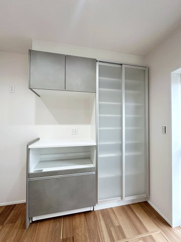 西区高須4丁目 No.1の収納|収納力のある大型カップボード☆
備え付けのため耐震性が高く地震の際にも倒れてくる心配はありません♪
キッチンと同じカラーリングのため統一感もあります！