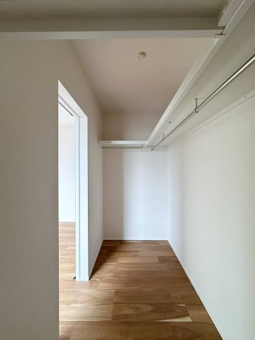 西区高須4丁目 No.1の収納|主寝室の広々としたウォークインクローゼット☆