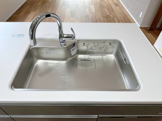 西区高須4丁目 No.1のキッチン|浄水器付きタッチレス水栓のステンレスシンク☆
触れずに水の出止ができるため衛生的で節水にもなります♪