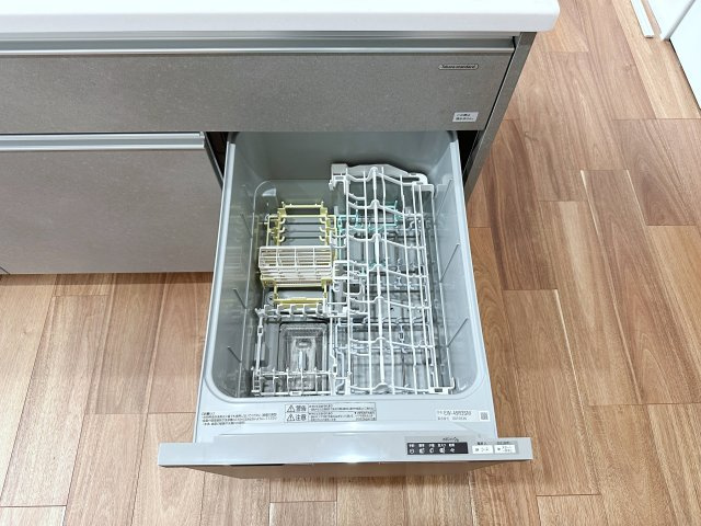 西区高須4丁目 No.1のキッチン|4人から5人分の食器洗浄乾燥機☆
水道代の節約にもなり、家事の時短もできる優れ物です♪
スライド式で上から全体が見えるため食器の出し入れもスムーズです♪