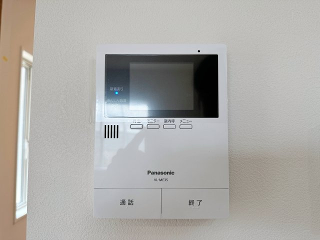 西区高須4丁目 No.1の防犯設備|ドアホン☆
来客があったとき、室内からカメラやマイクを使って相手や用件を確認できます。相手を事前に確認することができ、訪問販売対策や防犯面でも役に立つアイテムです♪