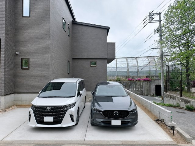 西区高須4丁目 No.1の駐車場|車は並列2台駐車可能☆
※駐車スペースおよび車は合成CGです。