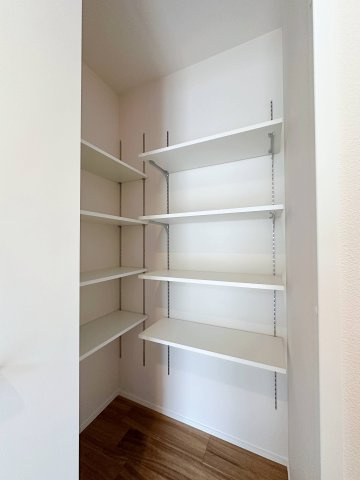 西区高須4丁目 No.1の周辺|シューズインクローク☆
可動棚で好きな高さに調整可能！靴だけでなく外で使う用具やお子様のおもちゃなども帰ってきてそのまま収納することができます♪