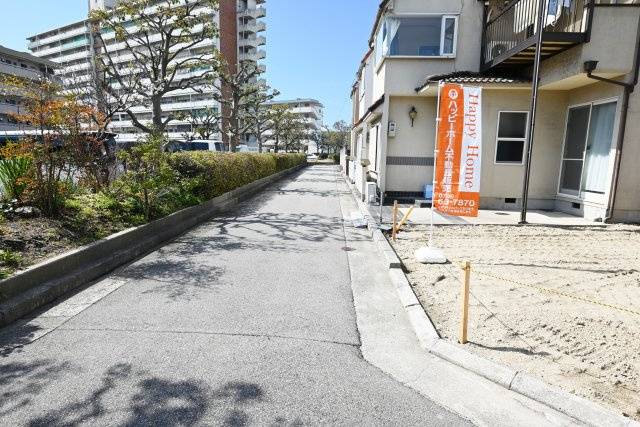 尼崎市南武庫之荘10丁目新築一戸建て│3SDLK+駐車1台可の前面道路含む現地写真|南側道路、幅員約4ｍ