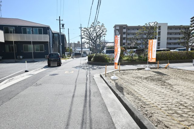 尼崎市南武庫之荘10丁目新築一戸建て│3SDLK+駐車1台可の前面道路含む現地写真|東側道路、幅員約5.5ｍ