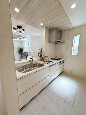 ●佐伯区美鈴が丘南4丁目のキッチン|人造大理石天板使用のシステムキッチン☆
人造大理石天板は水垢が付きにくく汚れが落ちやすいのでお手入れも楽ちんです♪