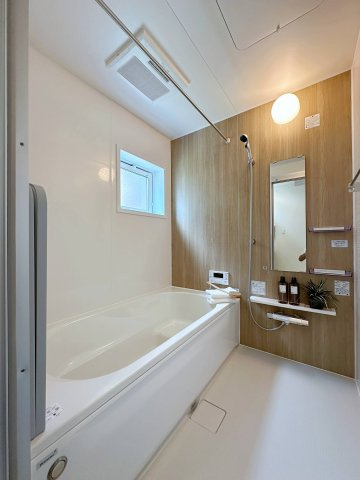 ●佐伯区美鈴が丘南4丁目の浴室|浴室乾燥機気付き1坪タイプの浴室☆
ユニットバスは、気密性にも優れています。そのため、冬場でもお湯が冷めにくく、暖かい空間を維持することができます。