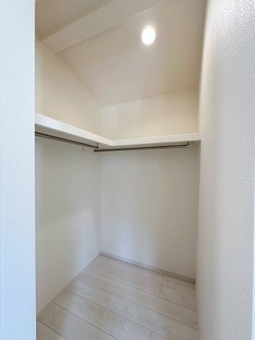 ●佐伯区美鈴が丘南4丁目の収納|全居室収納☆
5.25帖の主寝室はたくさん収納できるウォークインクローゼットです♪