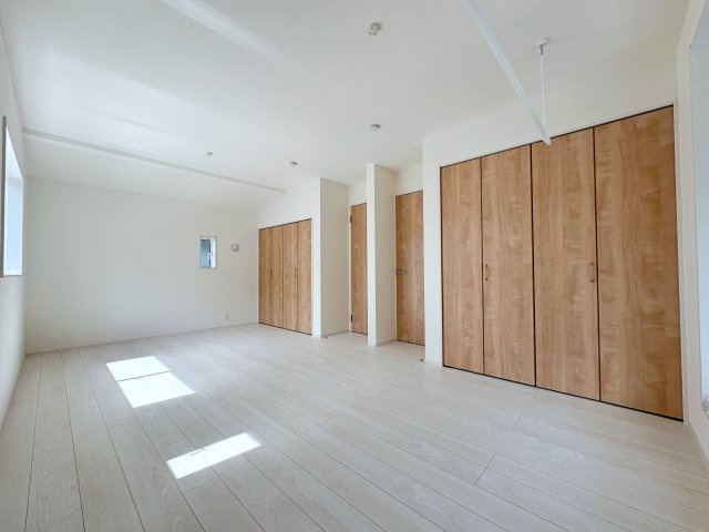 ●佐伯区美鈴が丘南4丁目の洋室|10帖の広々とした洋室☆
ライフスタイルに合わせて5帖の2部屋に分割して利用することが可能です♪