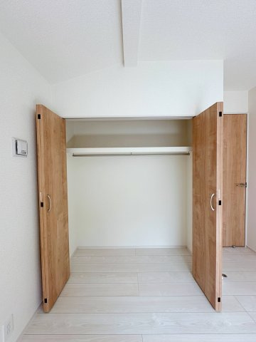 ●佐伯区美鈴が丘南4丁目の収納|全居室収納☆
10帖洋室北側のクローゼットです♪