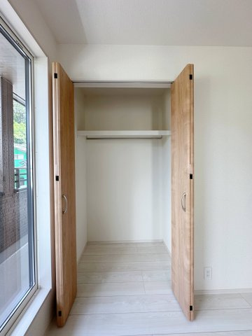 ●佐伯区美鈴が丘南4丁目の収納|全居室収納☆
5.25帖洋室のクローゼットです♪