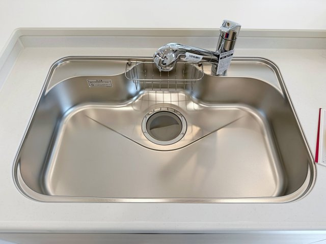 ●佐伯区美鈴が丘南4丁目のキッチン|浄水機能付きステンレスシンク☆
ステンレスシンクは傷や汚れに強く、お手入れも簡単で使いやすいです♪
さらにワンタッチで浄水に切り替えができる為とても便利です！
