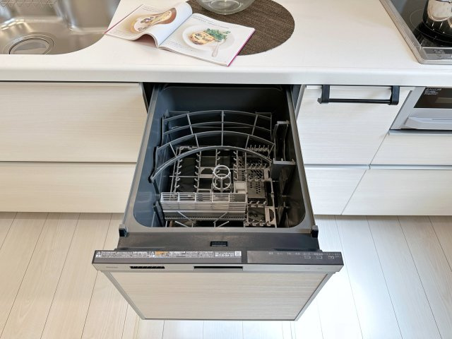 ●佐伯区美鈴が丘南4丁目のキッチン|4人から5人分の食器洗浄乾燥機☆
水道代の節約にもなり、家事の時短もできる優れ物です♪
スライド式で上から全体が見えるため食器の出し入れもスムーズです♪