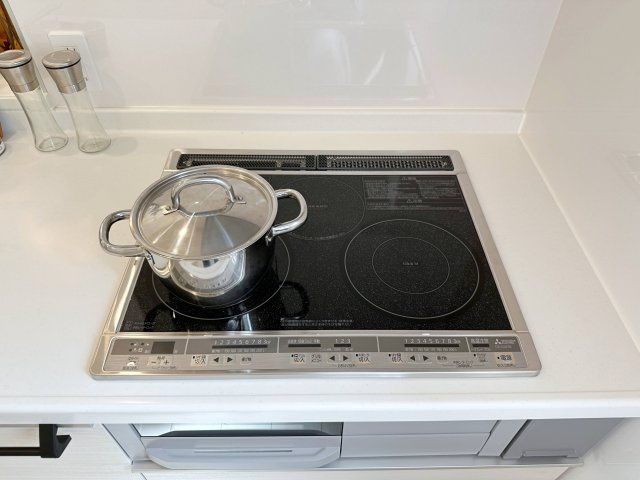 ●佐伯区美鈴が丘南4丁目のキッチン|IHクッキングヒーター☆
火が出ないために安全性も高いと考えられます。 さらに、安定した加熱管理制御が容易に行えるため、素材を均一に加熱する料理やスープなどの液体の加熱に適しています♪