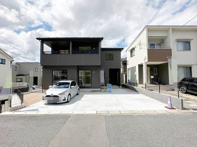 ●佐伯区美鈴が丘南4丁目の駐車場|カースペースは車種により並列4台駐車可能☆
広々とした駐車スペースは来客時も安心です♪