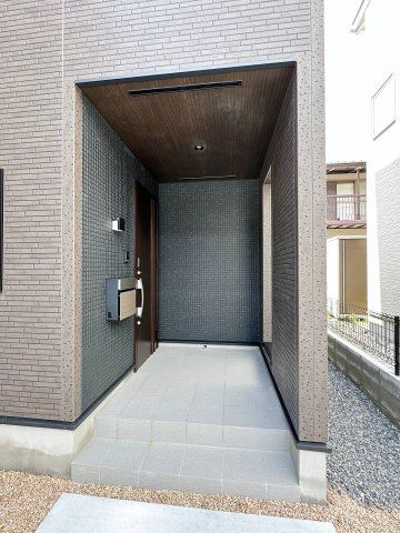 ●佐伯区美鈴が丘南4丁目の玄関|ポスト門柱付きの玄関ポーチ☆
屋根も付いており、雨が降っても濡れる心配はありません♪