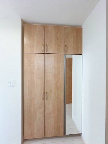●佐伯区美鈴が丘南4丁目の収納|シューズボックス☆
大容量のシューズボックスの為、靴もたくさん収納が可能です♪