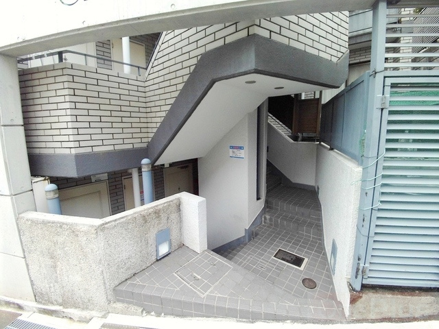 神戸市東灘区西岡本６丁目の賃貸マンションのエントランス