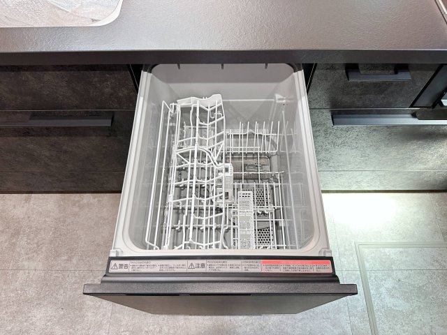 西区己斐上3丁目 No.1のキッチン|4人から5人分の食器洗浄乾燥機☆
水道代の節約にもなり、家事の時短もできる優れ物です♪
スライド式で上から全体が見えるため食器の出し入れもスムーズです♪