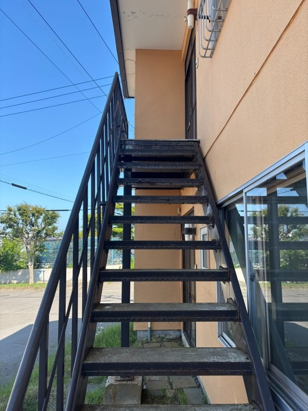 【釧路市興津エリア】収益重視の投資家さん必見の物件です!のその他|安定した構造の鉄骨階段。2階へのアクセスもスムーズです。