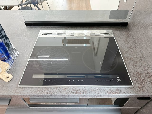 廿日市市対厳山3丁目 No.Bのキッチン|IHクッキングヒーター☆
火が出ないので安全性も高いIH。タッチパネル式で3口全てIHのハイグレードタイプです♪
自動調理機能や換気扇との自動連動機能などもあります！