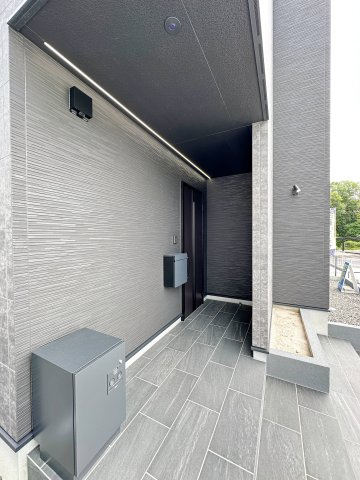 廿日市市対厳山3丁目 No.Bの玄関|宅配BOX付き玄関ポーチ☆
屋根も付いており、雨が降っても濡れる心配はありません♪