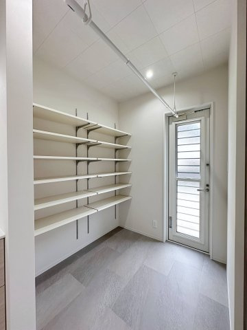 廿日市市対厳山3丁目 No.Aの収納|洗面所横のランドリールーム☆
洗濯物を干したり、そのまま収納することもできます♪