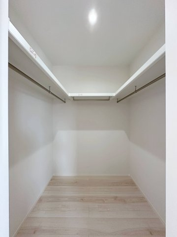 廿日市市対厳山3丁目 No.Aの収納|全居室収納☆
主寝室にはたくさん収納できるウォークインクローゼット♪