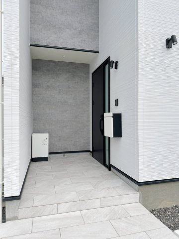 廿日市市対厳山3丁目 No.Aの玄関|宅配BOX付き玄関ポーチ☆
屋根も付いており、雨が降っても濡れる心配はありません♪