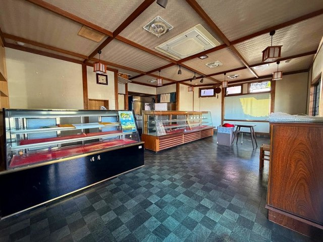 ■□米子市道笑町貸店舗□■のロビー|店舗内部、ロビーになります。
以前は和菓子屋として利用されておりました。
