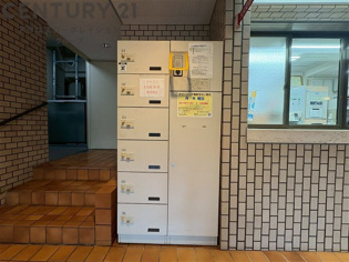 宅配ボックスは荷物の受け取りや配達が便利で安全です。不在時でも荷物が確保され、盗難や損傷のリスクが減少。受け取り時間の柔軟性が向上。外出先からでも荷物の受け取りや預けが可能となります。