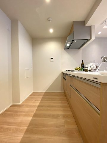 Ｌａｖｉｌｉｏ　錦糸町　Ｂｅｌｌｇｒａｄｅのキッチン|キッチンスペースの幅や奥行きをご確認いただける写真です。調理中もゆったりと作業できる広さを確保しており、家電の配置もしやすい設計となっています。毎日の家事を効率的にサポートします。