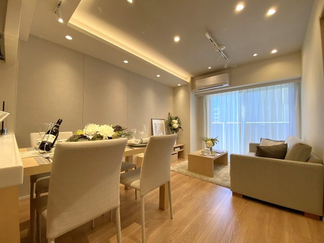 Ｌａｖｉｌｉｏ　錦糸町　Ｂｅｌｌｇｒａｄｅの居間・リビング|木目の温もりが感じられるリビング空間です。開放感あふれるレイアウトは、家族の会話が自然と弾むアットホームな雰囲気を創出します。心地よい日常を叶える上質なプライベート空間です。