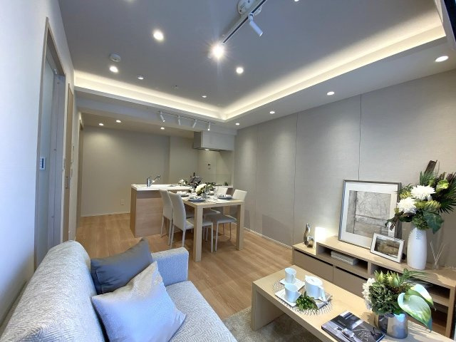 Ｌａｖｉｌｉｏ　錦糸町　Ｂｅｌｌｇｒａｄｅの居間・リビング|お部屋全体の広がりを感じられるリビングの写真です。洗練された内装デザインと良好な日当たりが魅力。くつろぎの空間として、上質な時間を過ごすことができるこだわりのリビングとなっております。