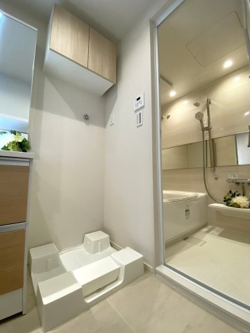 Ｌａｖｉｌｉｏ　錦糸町　Ｂｅｌｌｇｒａｄｅのランドリースペース|洗濯機置場周辺には洗剤等を置けるスペースがあり、毎日の洗濯作業も効率的に行える設計になっています。家事動線に配慮された配置で、日々の家事負担を大幅に軽減してくれる快適仕様です。