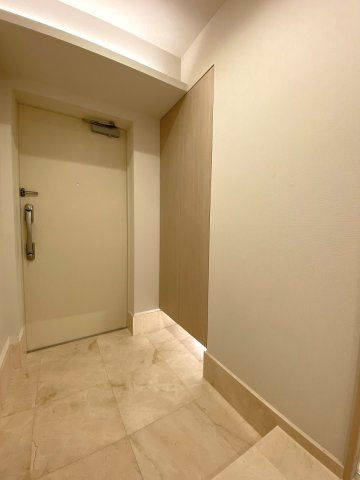 Ｌａｖｉｌｉｏ　錦糸町　Ｂｅｌｌｇｒａｄｅの玄関|住まいの顔となる玄関エリアです。落ち着いたデザインで住まう人を優しく迎え入れます。シューズボックス等の収納も備わっており、いつでも整頓された綺麗な空間をキープすることが可能です。