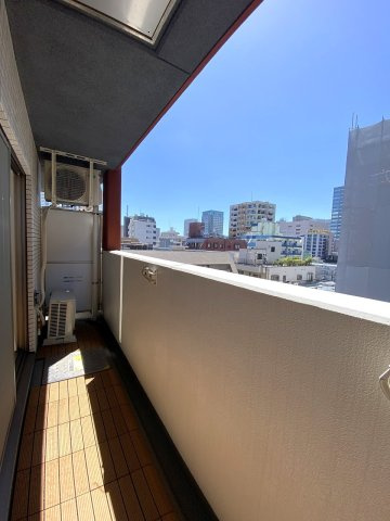 Ｌａｖｉｌｉｏ　錦糸町　Ｂｅｌｌｇｒａｄｅのバルコニー|バルコニー面積6.15㎡の屋外スペースです。陽当り・通風ともに良好で、洗濯物を干す際にも十分な広さがございます。心地よい風を感じながらリフレッシュできる快適なバルコニーです。