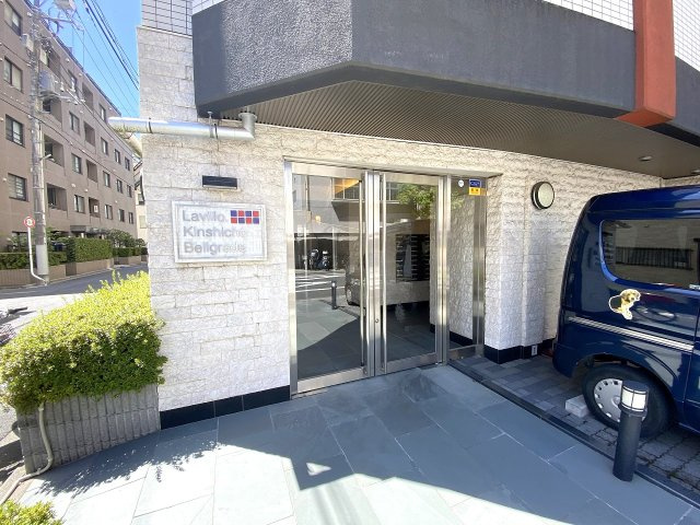 Ｌａｖｉｌｉｏ　錦糸町　Ｂｅｌｌｇｒａｄｅ|マンションのアプローチ・エントランス外観です。綺麗に管理された重厚感のある構えが住まう人や訪れる人を心地よく迎えます。セキュリティ面や管理体制の良さが一目で伺えるデザインです。