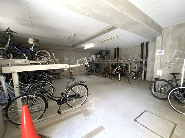 Ｌａｖｉｌｉｏ　錦糸町　Ｂｅｌｌｇｒａｄｅの駐輪場|屋根付きで雨の日も安心な敷地内駐輪場です。自転車をしっかり整頓して駐輪できるスペースが確保されており、通勤・通学や日常のお買い物などで自転車をご利用される方に非常に便利な設備です。