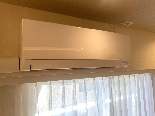 Ｌａｖｉｌｉｏ　錦糸町　Ｂｅｌｌｇｒａｄｅの冷暖房・空調設備|リビングに設置された快適なエアコン設備です。室内を年間通して適温に保つことができ、入居したその日から年中快適なプライベート空間でお過ごしいただけます。お引越し時の初期費用削減にも貢献します。