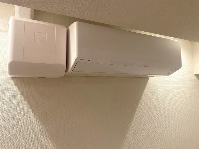 Ｌａｖｉｌｉｏ　錦糸町　Ｂｅｌｌｇｒａｄｅの冷暖房・空調設備|納戸（サービスルーム）に備え付けられたエアコン設備です。テレワークや趣味のお部屋、書斎などとしてご利用いただく際にも、季節を問わずいつでも快適な室温で心地よく過ごすことが可能な仕様です。