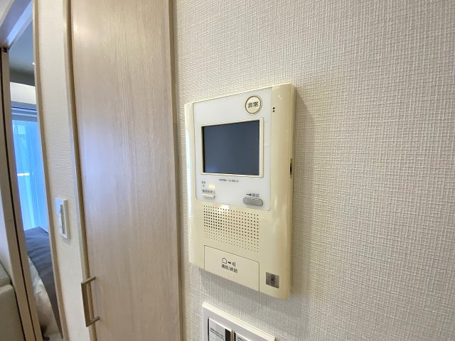 Ｌａｖｉｌｉｏ　錦糸町　Ｂｅｌｌｇｒａｄｅのセキュリティ|室内から来訪者を映像と音声でしっかり確認できるTVモニター付きインターホンを設置。不在時の防犯対策はもちろん、突然の来客時にも安心して対応でき、お部屋のセキュリティ性をぐっと高めてくれます。