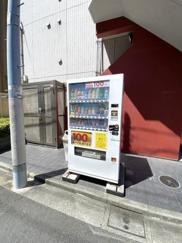 Ｌａｖｉｌｉｏ　錦糸町　Ｂｅｌｌｇｒａｄｅのその他共用部分|マンション敷地内・共用部に設置された自動販売機です。ちょっとした飲み物が欲しい時に敷地外へ出ることなく手軽に購入でき、毎日の暮らしにささやかな便利さをプラスしてくれます。