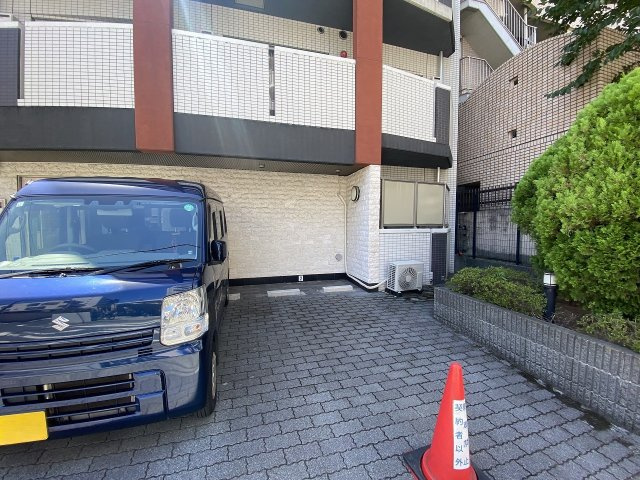 Ｌａｖｉｌｉｏ　錦糸町　Ｂｅｌｌｇｒａｄｅの駐車場|敷地内駐車場の全体・アクセス部分の写真です。前面道路からの進入もしやすく、お車の出し入れがスムーズに行える配慮がなされています。マイカーをお持ちの方にも安心の設備です。