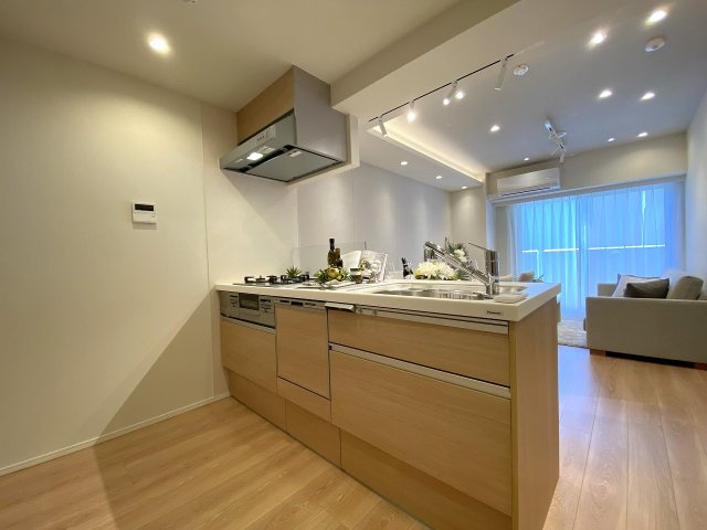Ｌａｖｉｌｉｏ　錦糸町　Ｂｅｌｌｇｒａｄｅのキッチン|新規交換済みのシステムキッチン。お料理がスムーズにこなせる効率的な動線と十分な作業スペースを確保しています。見た目の美しさと使い勝手の良さを兼ね備え、毎日の自炊が楽しくなる空間です。