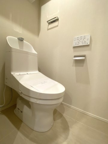 Ｌａｖｉｌｉｏ　錦糸町　Ｂｅｌｌｇｒａｄｅのトイレ|新規交換済みの清潔で衛生的なトイレ空間です。温水洗浄便座などの快適機能を備え、毎日気持ちよくお使いいただけます。お手入れのしやすいシンプルなデザインで清潔感を長期間維持できます。